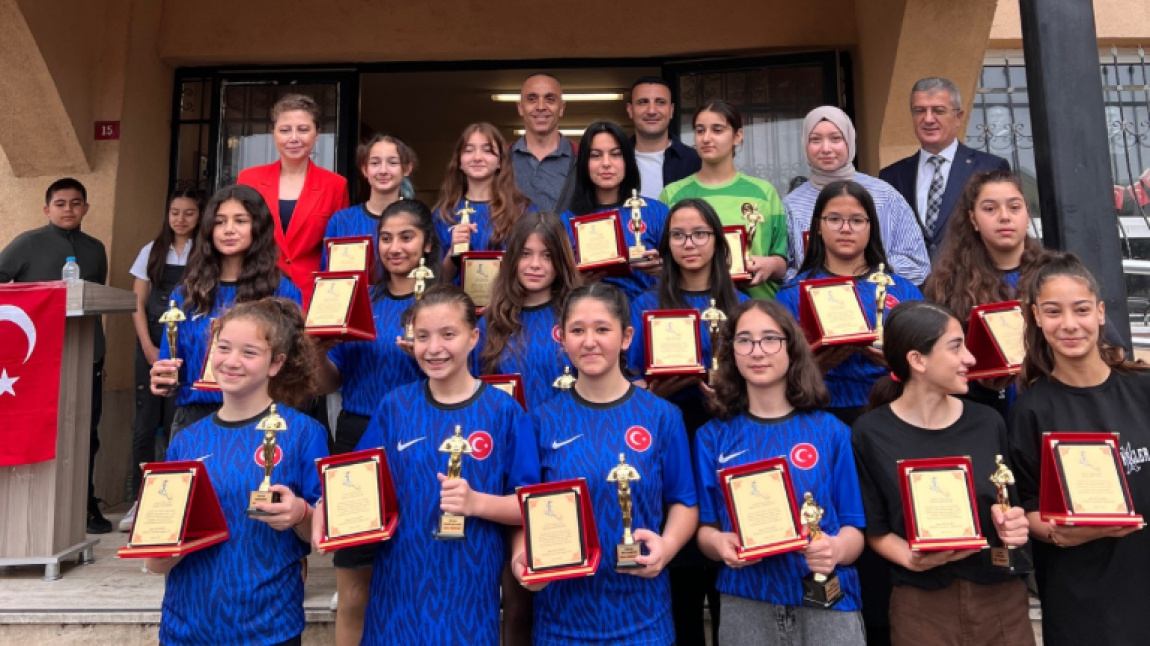İstanbul 3.’sü Olan Kız Futbol Takımımız Ödüllendirildi